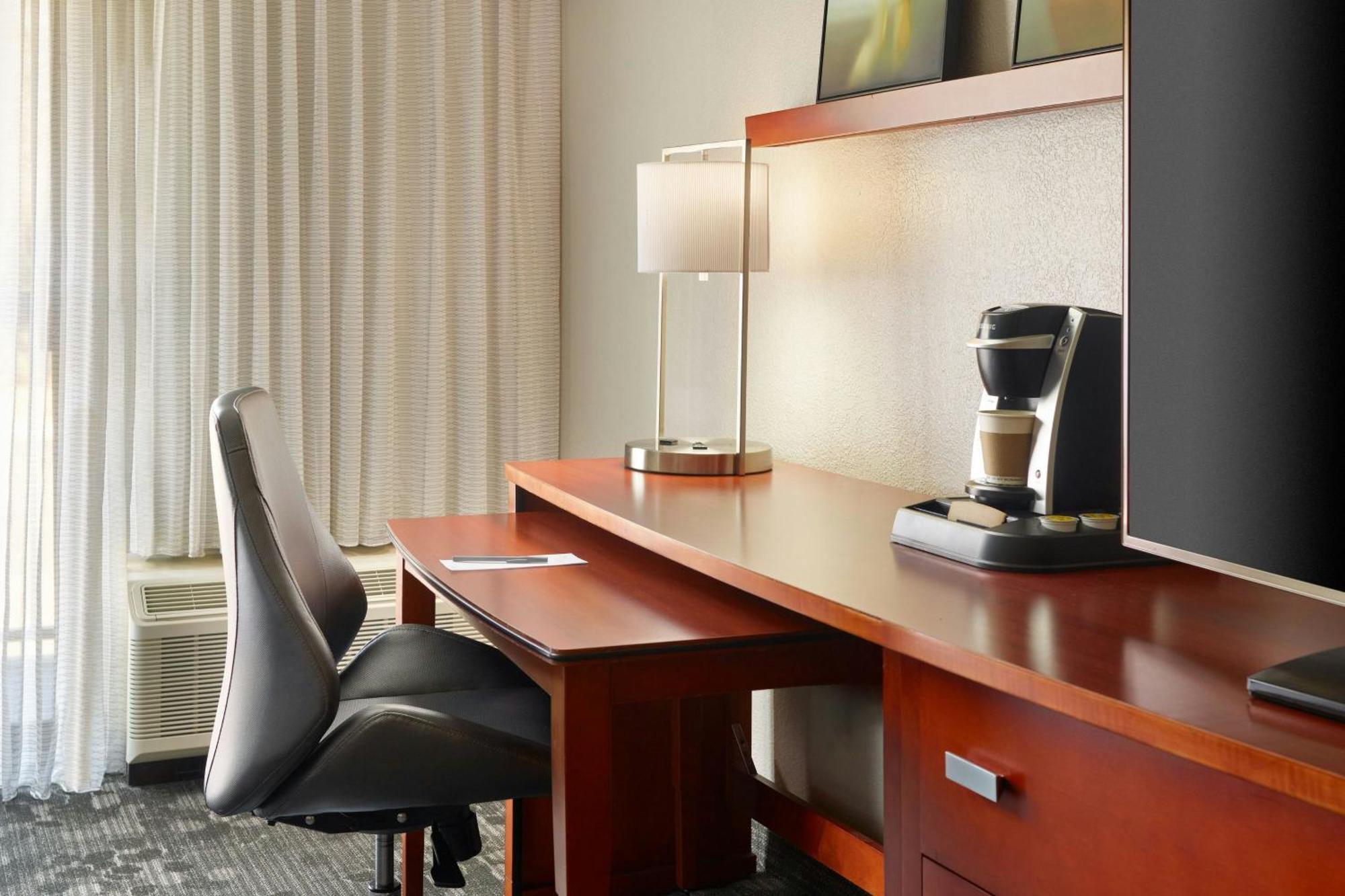 Courtyard By Marriott Atlanta Airport South/Sullivan Road College Park Zewnętrze zdjęcie